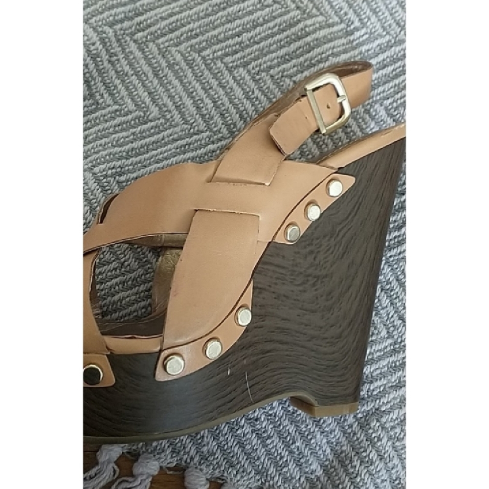 Y2K BCBG Tan Sandal Wedges, size 8 - Picture 13 of 14